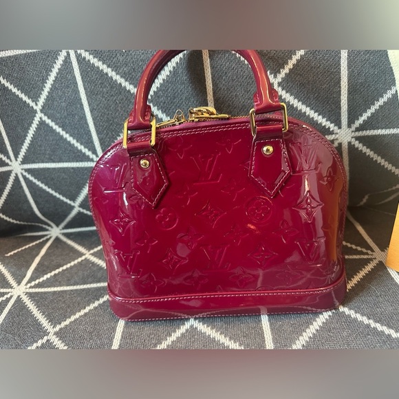Louis Vuitton Vernis Alma BB with dust bag, strap and box. Comes with COA. - Picture 5 of 15